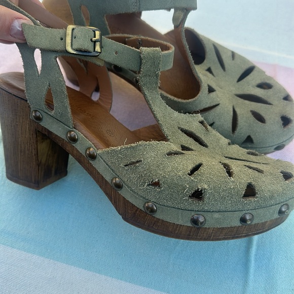 Eric Michael Nova EU 39 Leather Cutout Closed Toe Ankle Strap Wood Stud Sandals - Picture 8 of 9